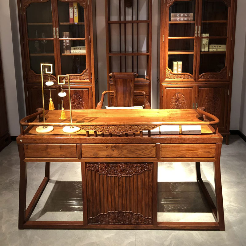 Bàn làm việc kiểu cổ điển bằng gỗ nguyên khối